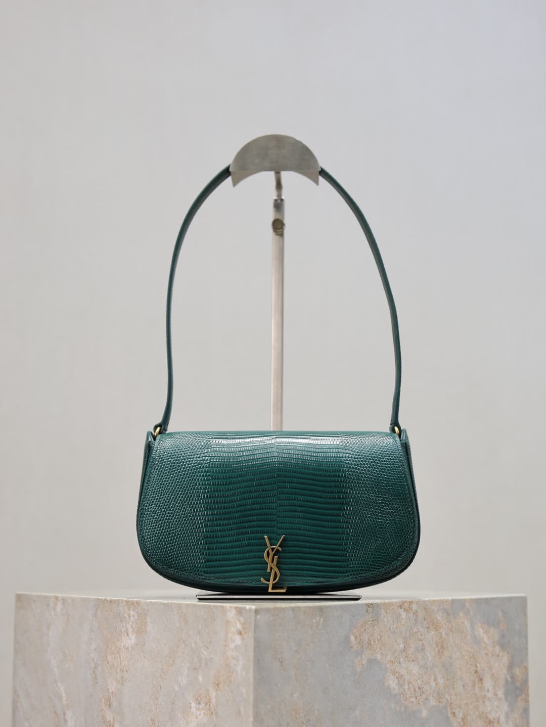 C8577 /Green lacquered leather· — image 1