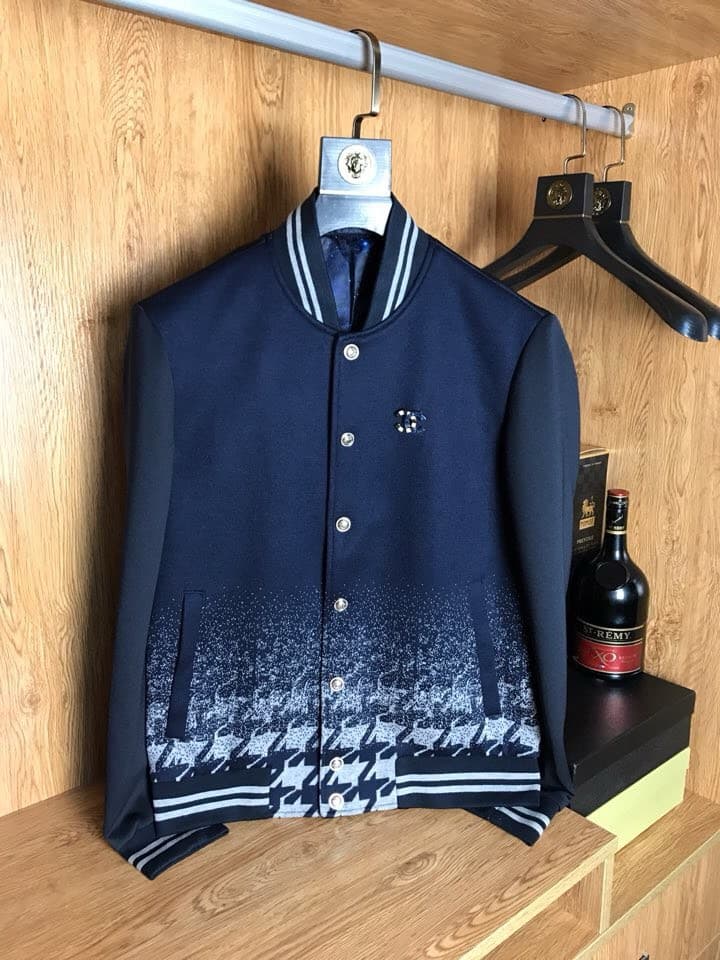 C17914 Woolen baseball cap jacket 【CHANL*】\n\nOriginal design with solid-colored buttons; cuffs and hem have high-density threaded details in the original colored fabric. Very elastic, doesn’t deform, and the fit is excellent.\nThe woolen material has a t — image 1