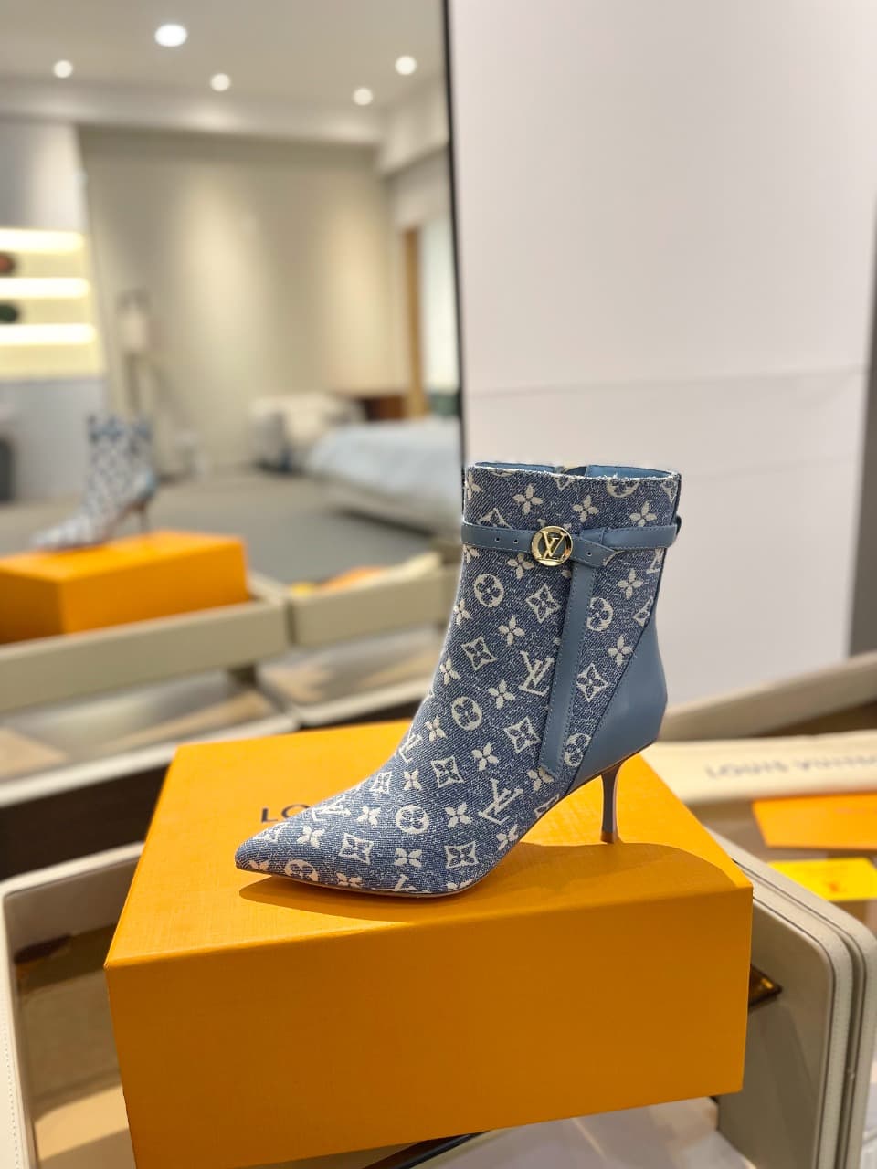 D9012 2026 – Latest models. L✔️ The latest shoes for the autumn and winter collections at the store’s exclusive boutique are also available on the official website. Perfect foot shape + LV-style buckle design, with a feminine and elegant style. Original m — image 1