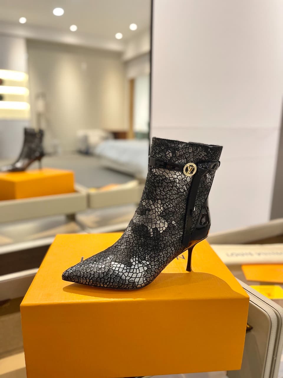 D9009 2026 – Latest Collection/series. The latest runway shoes from the autumn/winter collection at L✔️home stores are also updated on the official website. With a perfect fit and LV-style button design, these shoes exude femininity and elegance. They fea — image 1