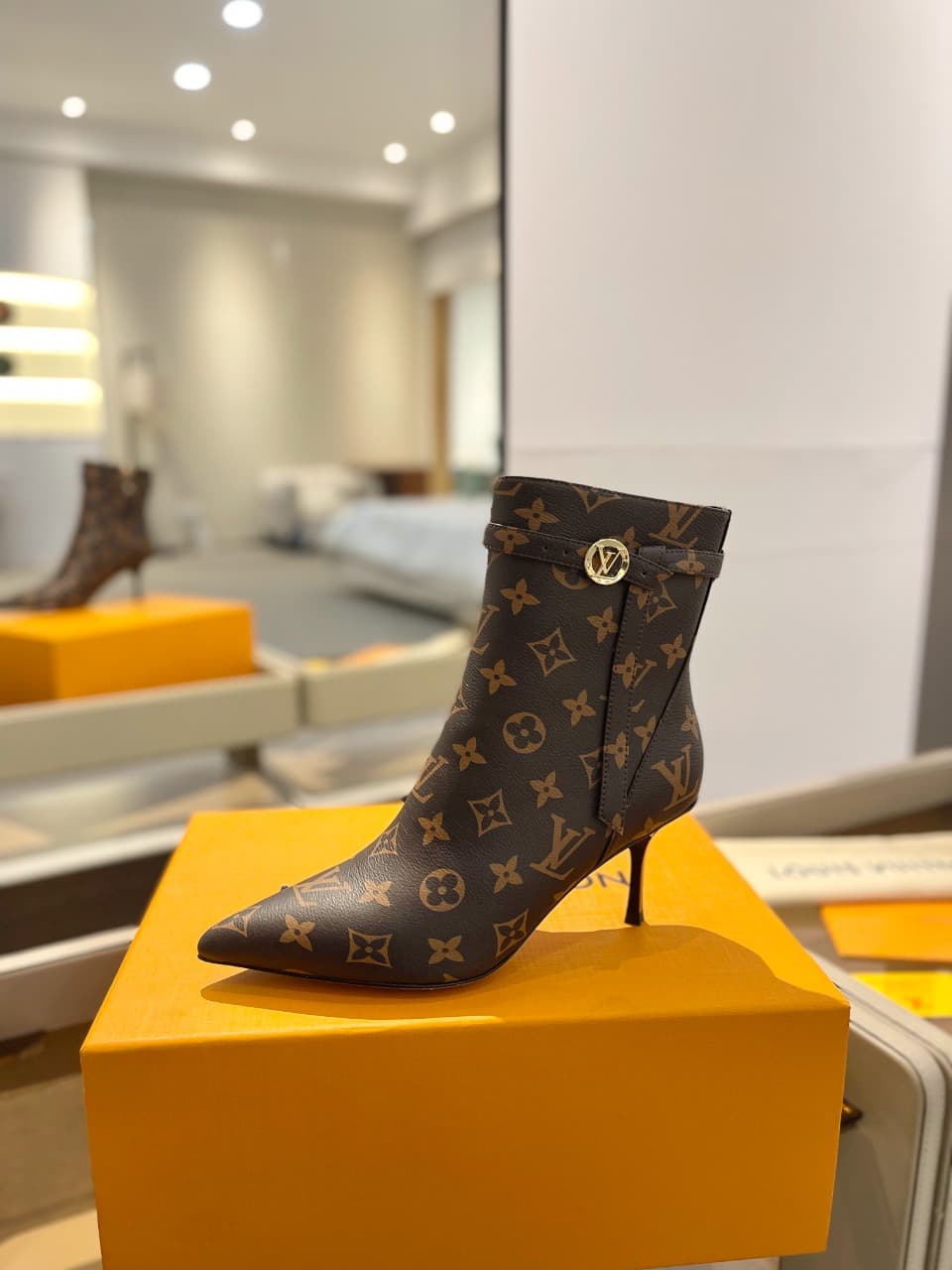 D9011 2026 Latest: L✔️ The latest models from the autumn/winter collection at the store’s flagship store. The official website series is updated in real time. Perfect foot shape + LV-style buckle design – full of femininity and elegance. Original mold-ba — image 1