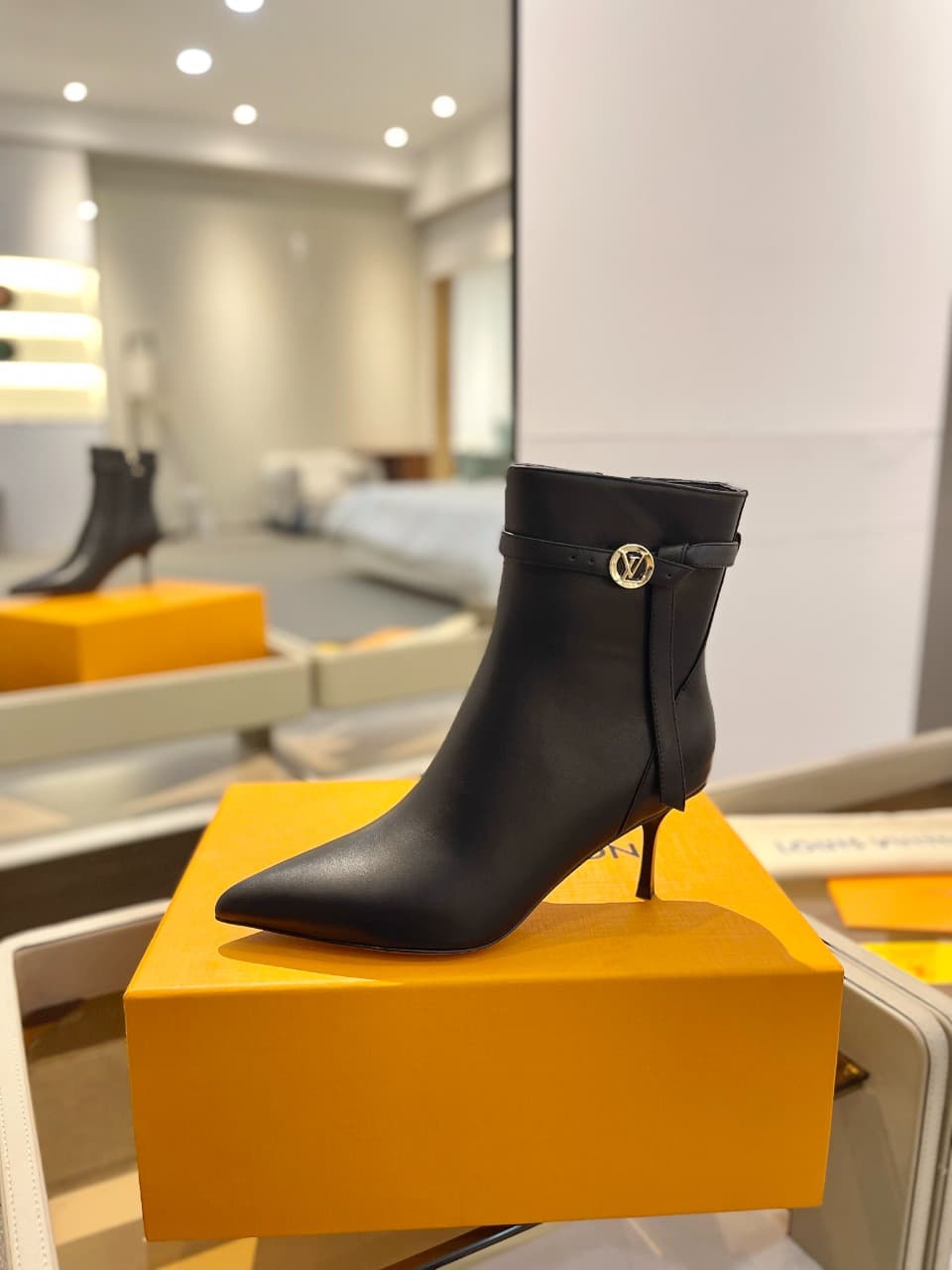 D9008 2026 – Latest Collection/series. The latest runway shoes from the autumn/winter collection at L✔️ Home stores are also updated on the official website. Perfect fit + LV-style buckles design, with a feminine and elegant style. Original mold-based fit — image 1