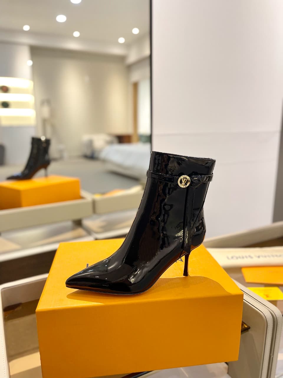 D9007 2026 Latest: L✔️ The latest models from the autumn/winter collection at the store are also updated on the official website. With a perfect fit and LV-style buckles, these boots exude femininity and elegance. They feature authentic mold-based design — image 1