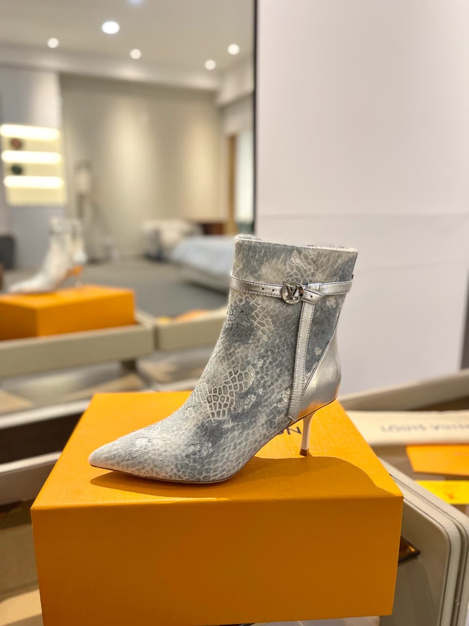 D9010 2026 – Latest Collection/series. The latest boots from L✔️’s autumn/winter storefront show are also available on the official website. Perfect foot shape + LV-style buckle design, full of femininity and elegance. Original mold-based design, ultimate — image 1