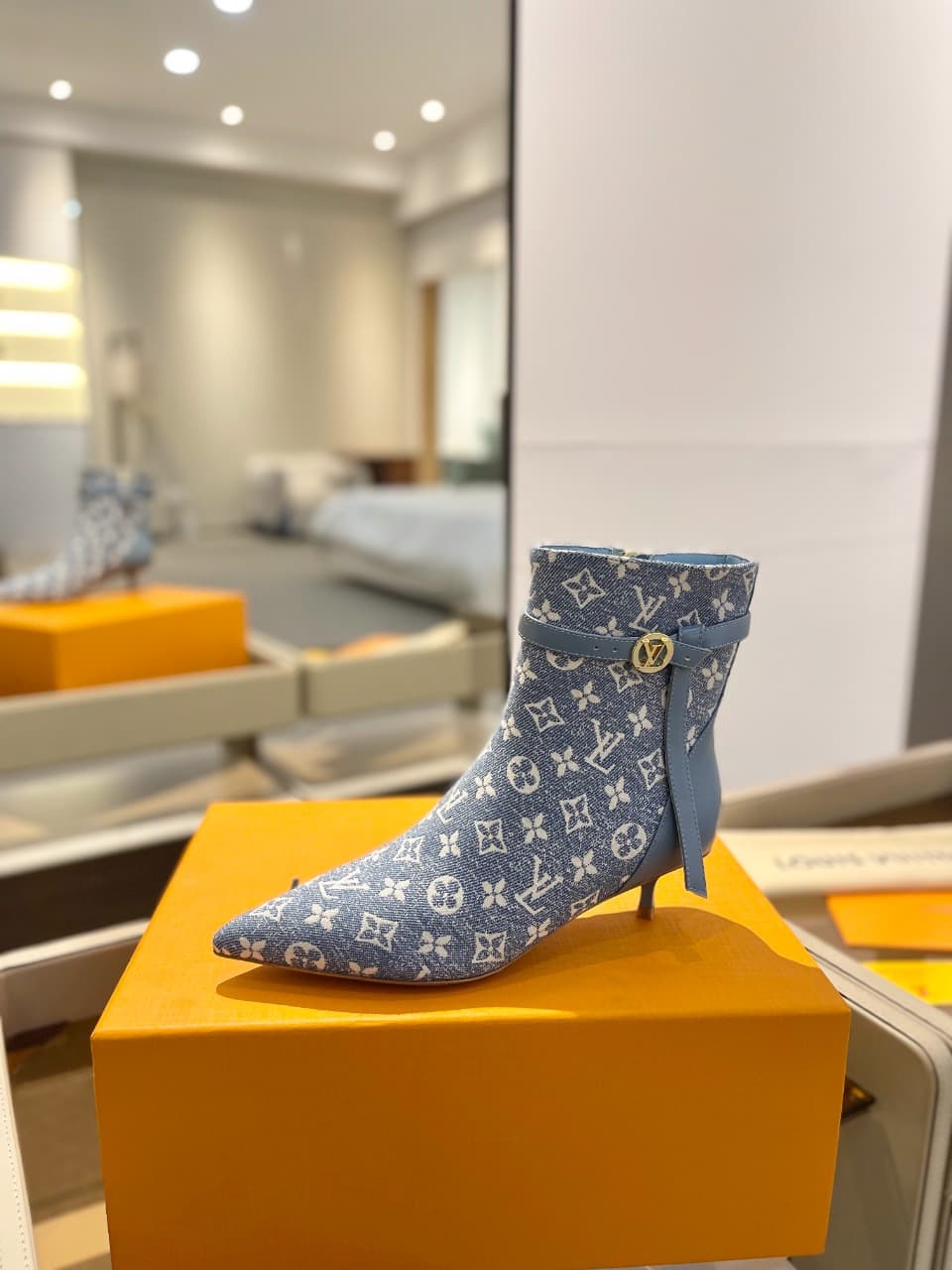 D9018 2026 – Latest Collection/series. The latest runway-style boots from the autumn/winter storefront of L✔️ are also available on the official website. Perfect fit + LV-inspired buckle design, with a feminine and elegant style. Original molded fit, ulti — image 1