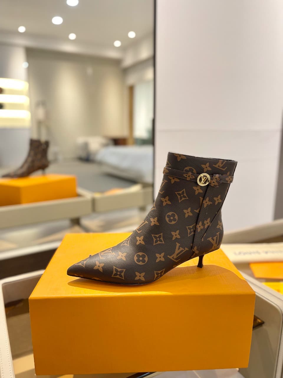 D9017 2026 – Latest Collection/series. The latest runway-style boots from the autumn/winter collection at L✔️Home are also available on the official website. Perfect foot shape + LV-style buckle design, with a feminine and elegant look. Original mold-base — image 1