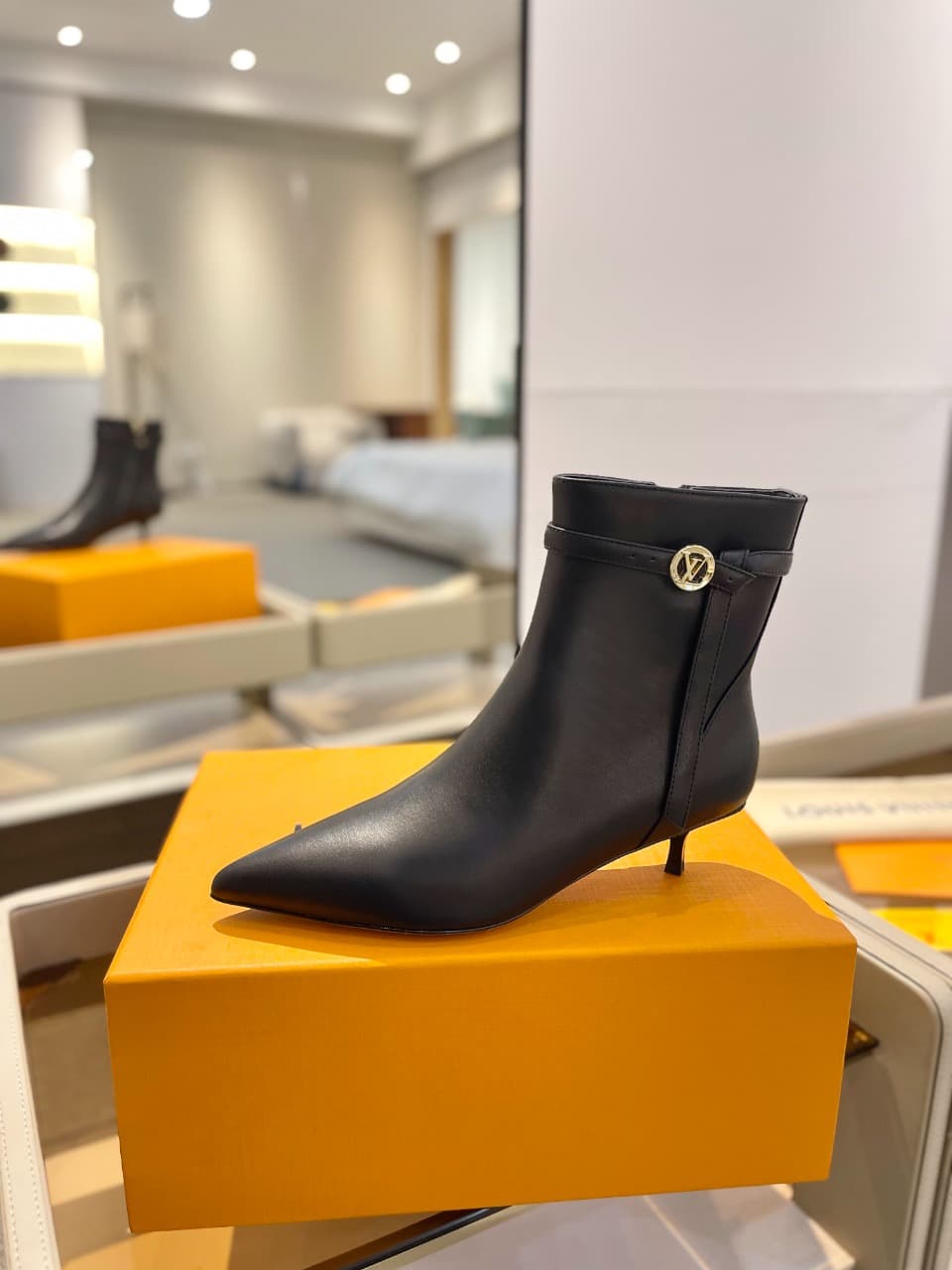 D9016 2026 Latest. L✔️ The latest shoes for the autumn and winter collections at the store’s exclusive boutique are also updated on the official website. With a perfect fit and a LV-style buckle design, these shoes exude femininity and elegance. They fea — image 1
