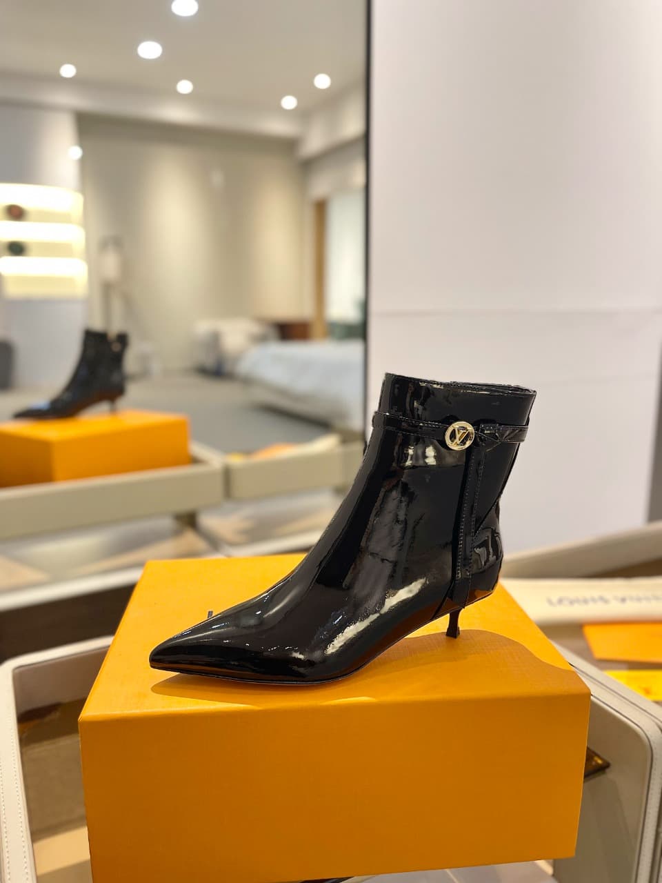 D9013 2026 – Latest Collection/series. The latest runway-style boots from the autumn/winter collection at L✔️Home stores are also updated on the official website. With a perfect foot shape and LV-inspired buckle design, these boots exude femininity and el — image 1