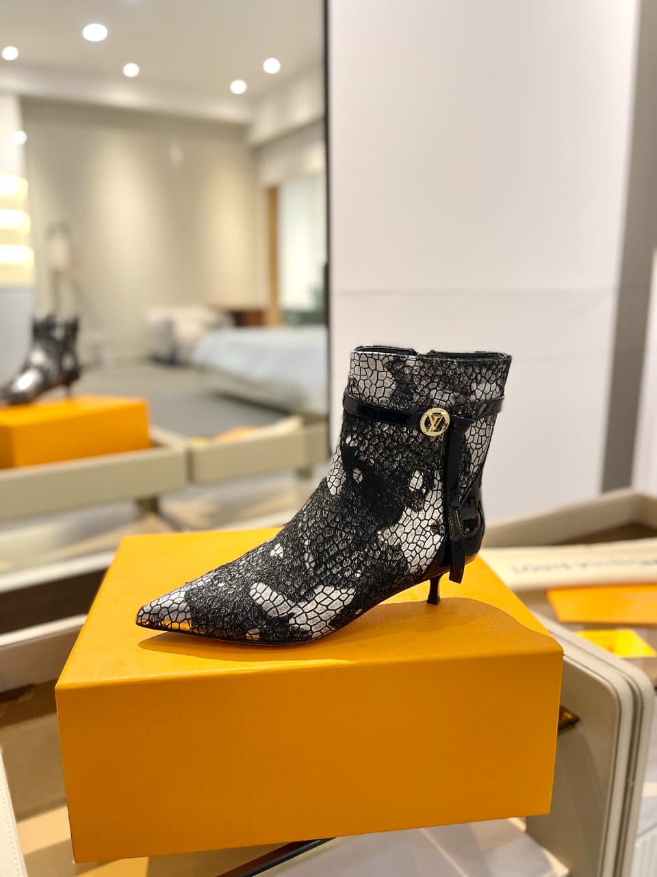 D9015 2026 Latest! L✔️ The latest boots from the autumn/winter collection at the store. The official website series is updated in real time. Perfect fit + LV-style buckle design – full of femininity and elegance. Original mold-based fit, ultimate 1:1 sil — image 1