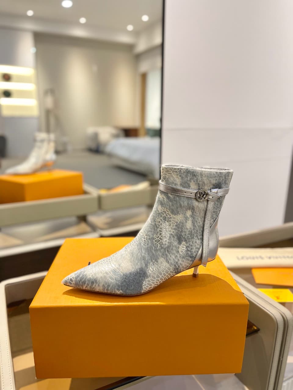 D9014 2026 – Latest models. L✔️ The latest boots for the autumn/winter collection at the store. The official website’s series is updated simultaneously. Perfect foot shape + LV-style buckle design, with a feminine and elegant look. Original mold-based des — image 1
