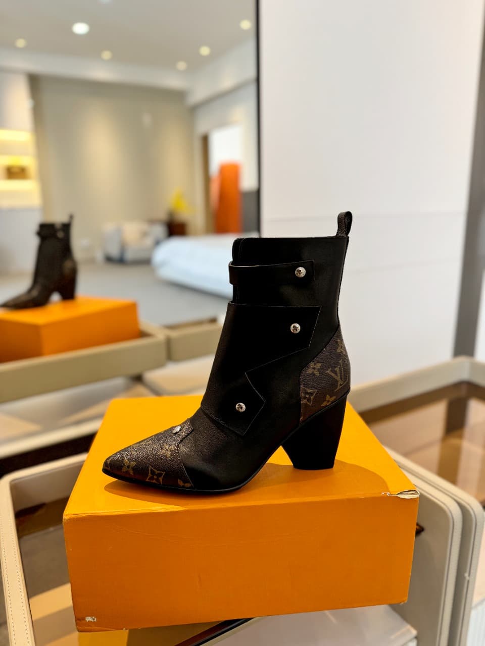 D9004 2026 Latest Model. L✔️ The latest shoes for the autumn and winter collections at the store’s exclusive boutique are also available on the official website. Perfect foot shape + LV-style buckle design – very feminine, elegant, and of high quality. O — image 1