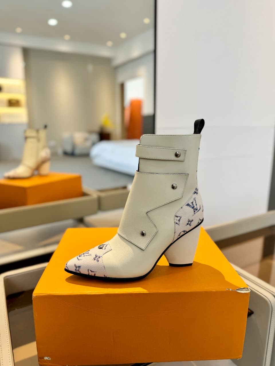 D9002 2026 – Latest Collection/series. The latest runway-style boots from the autumn/winter collection at L✔️Home stores are also available on the official website. Perfect foot shape + LV-style buckles design; full of femininity and elegance. Original mo — image 1