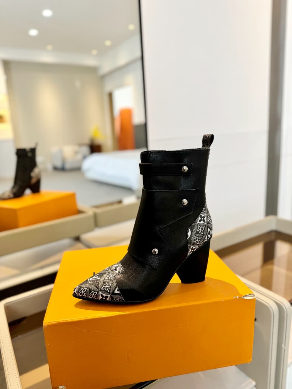 D9001 2026 – Latest Collection/series. The latest runway shoes from L✔️’s autumn/winter store are also available on the official website. Perfect fit + LV-style buckles design; full of femininity and elegance. Original mold-based design, ultimate 1:1 silh — image 1