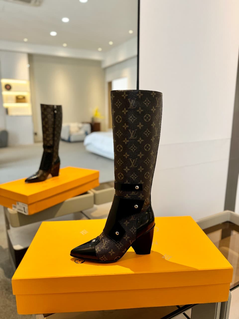 D9054 2026 – Latest Collection/series. The latest runway boots from the autumn/winter collection at L✔️ Home are also available on the official website. Perfect fit + LV-style buttons design, with a feminine and elegant style. Original mold fit, ultimate — image 1