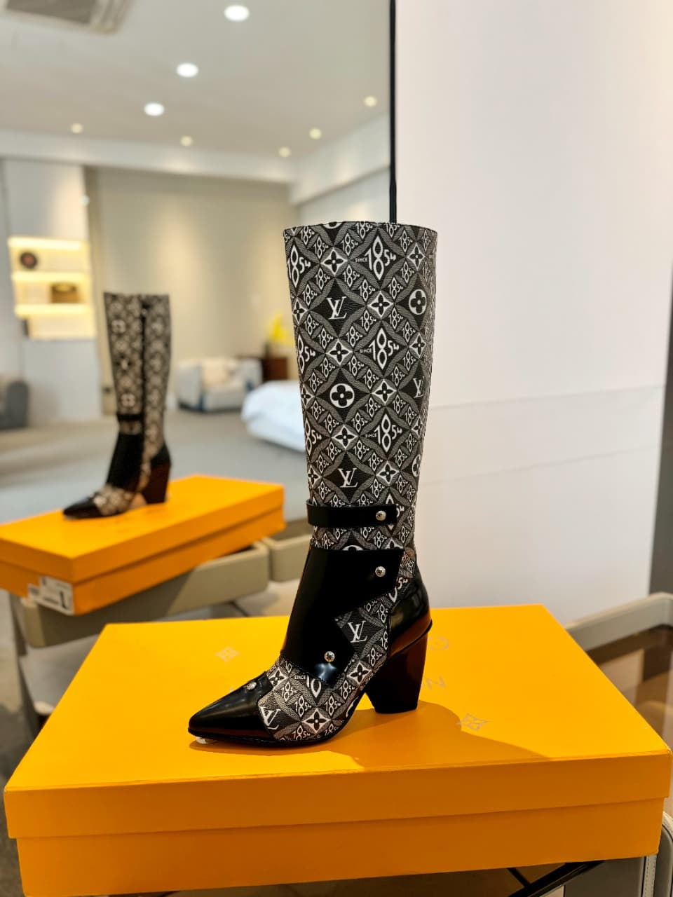 D9053 2026 Latest. L✔️ The latest shoes for the autumn and winter collections at the store. The official website collection is updated in real time. Perfect fit + LV-style buckles design – full of femininity and elegance. Original molded fit, ultimate 1: — image 1