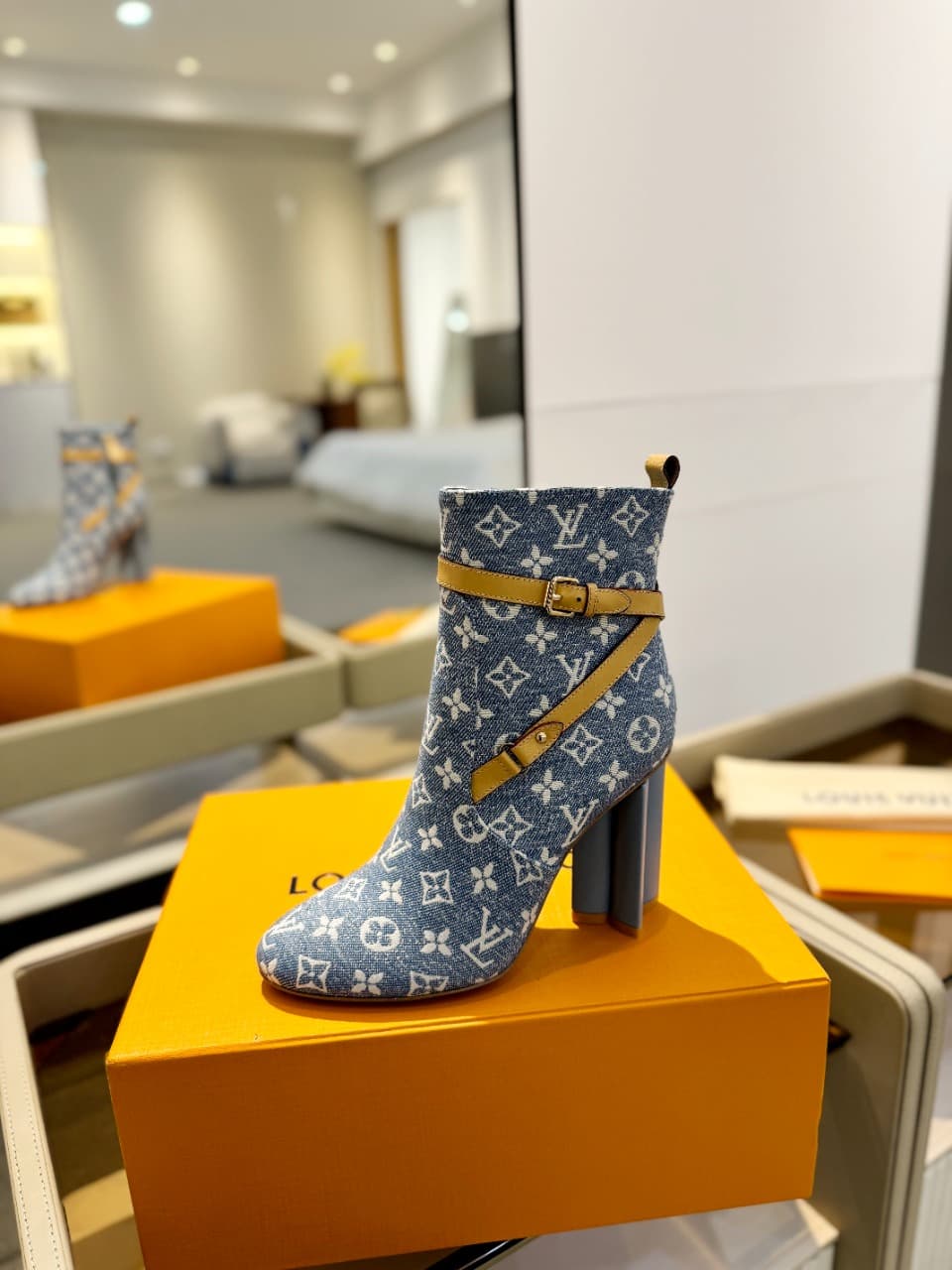 D8996 2026 – Latest collection/series. The latest autumn/winter official website collection features 6 short boots. These boots are updated in real time, have a perfect fit, feature LV-style buttons and edges, have intricate craftsmanship, a plum blossom — image 1