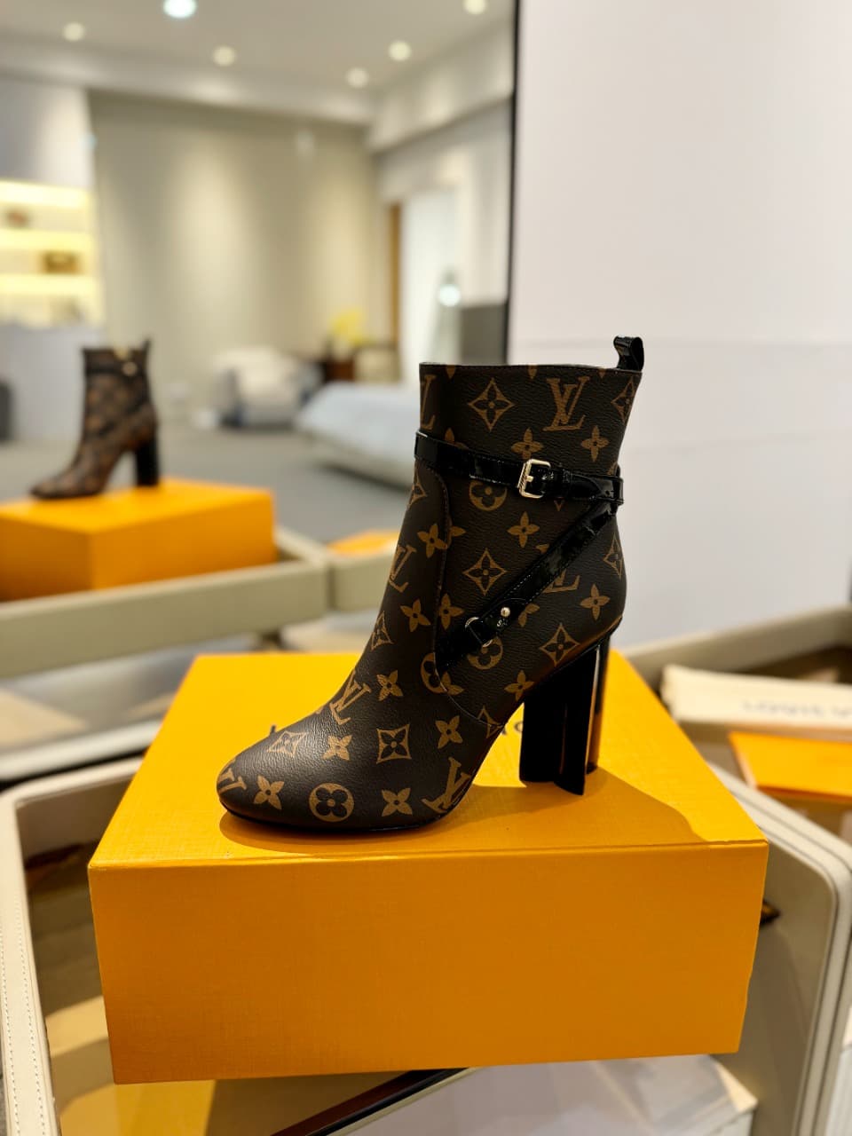 D8994 2026 – Latest collection/series. L✔️ The latest autumn/winter online store collection features 6 short boots. These boots are updated in real time, have a perfect fit, feature LV-style buckles with oiled edges, intricate craftsmanship, and a plum bl — image 1
