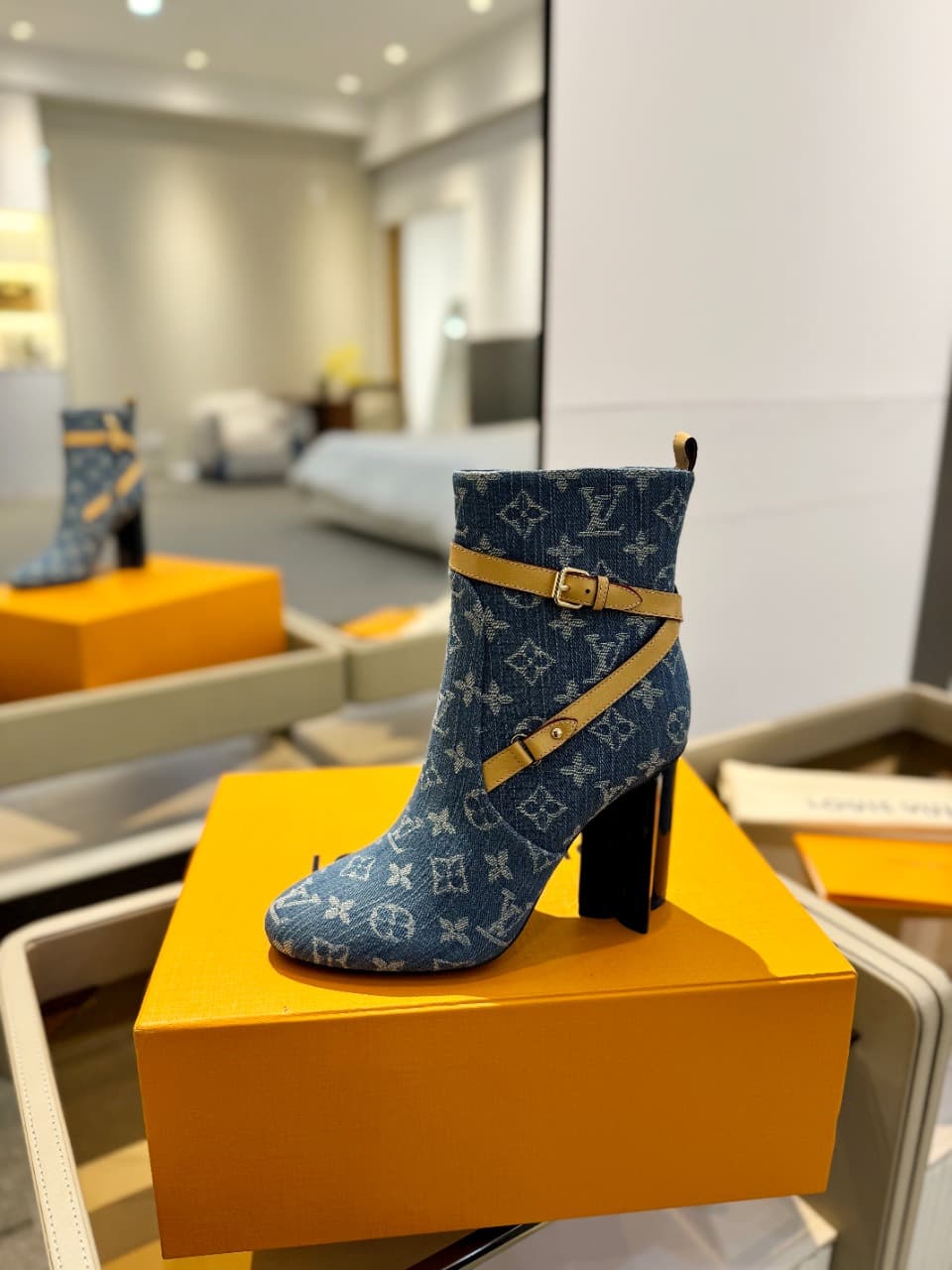 D8995 2026 – Latest collection/series. The latest autumn/winter official website collection features short boots with 6 size. These boots are updated in real time, have perfect fit, LV-style button closures with oiled edges, intricate craftsmanship, a plu — image 1