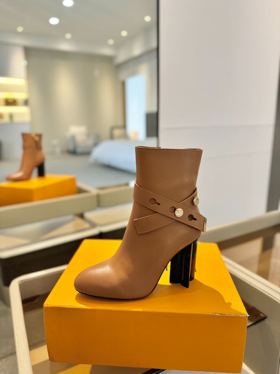 D8984 2026 Latest L✔️ The latest autumn/winter collection official website runway pieces: 6 short boots, updated in sync, perfect fit, LV-style belt buttons with oiled edges, intricate craftsmanship, plum blossom heel design, exuding elegance. Original mo — image 1