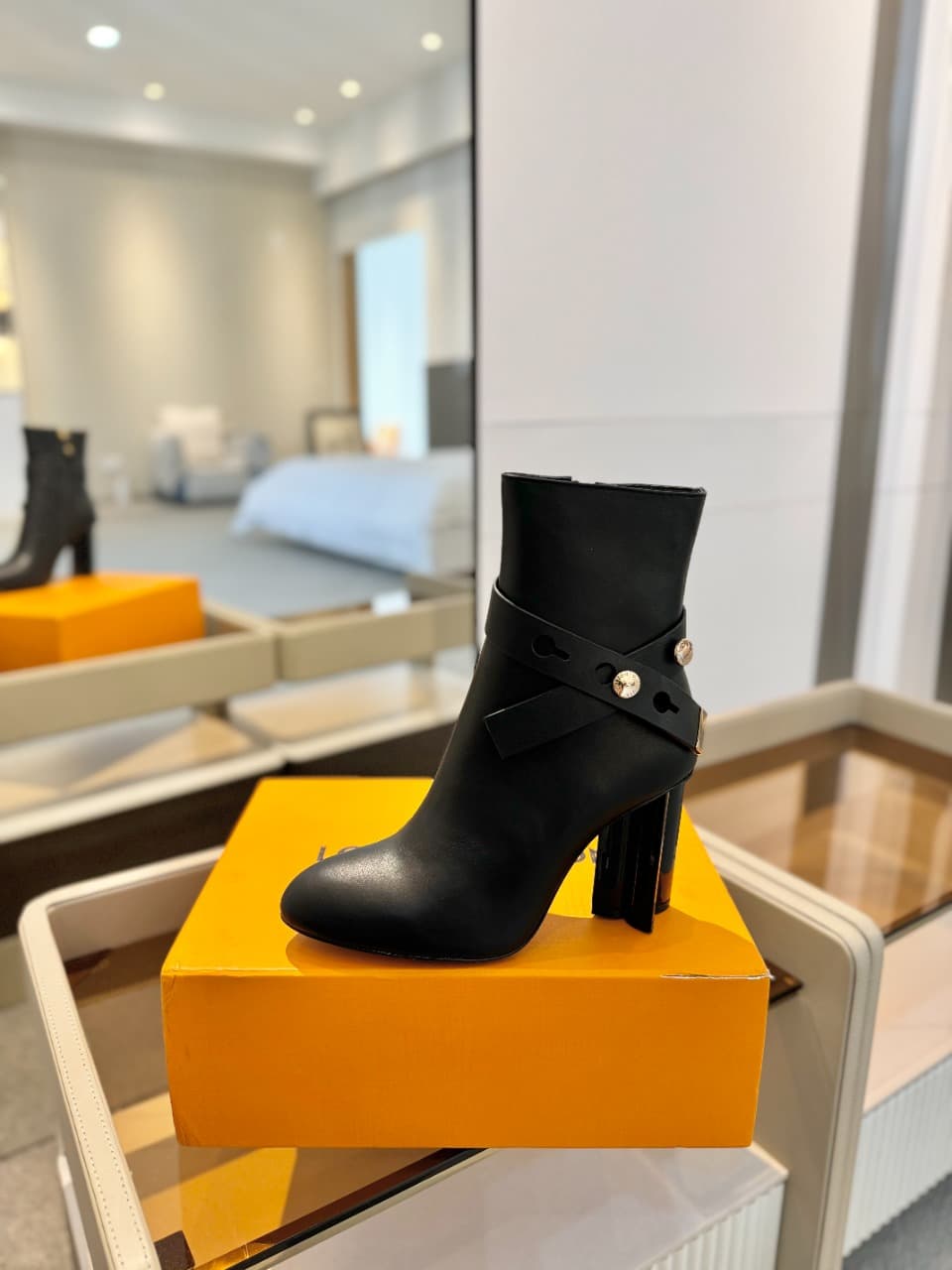 D8982 2026 – Latest collection/series. The latest autumn/winter online store collection features short boots of size 6. All items are updated in real time, with perfect foot shapes. Features LV-style buckles and oiled edges; intricate craftsmanship; plum — image 1