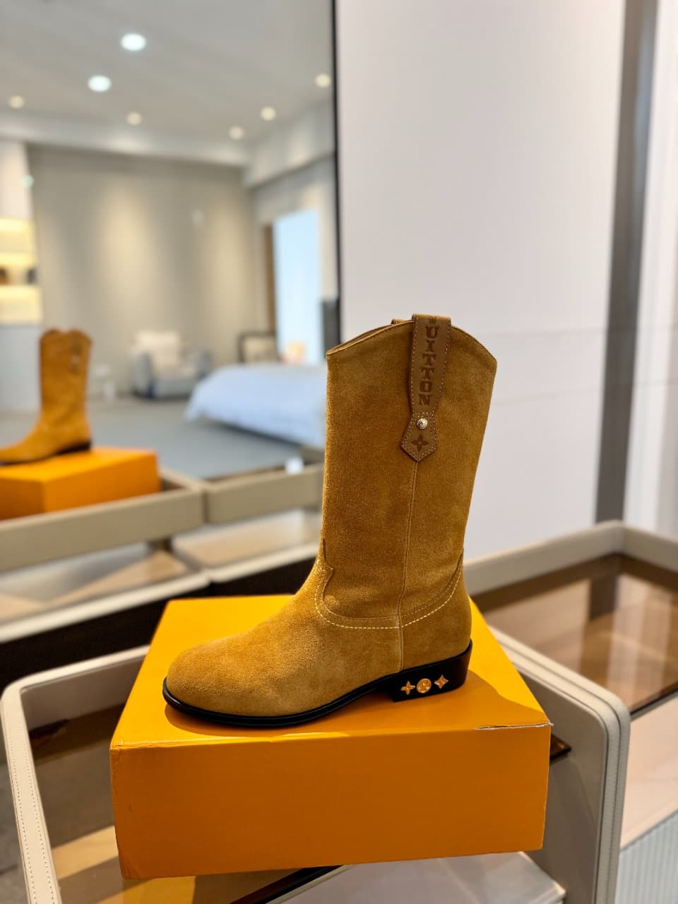 D8992 2026 Latest collection/series L✔️ The latest autumn/winter official website collection features runway-style boots. All items are updated simultaneously, with perfect fit. Features LV-inspired straps and edging, intricate craftsmanship, and a desig — image 1