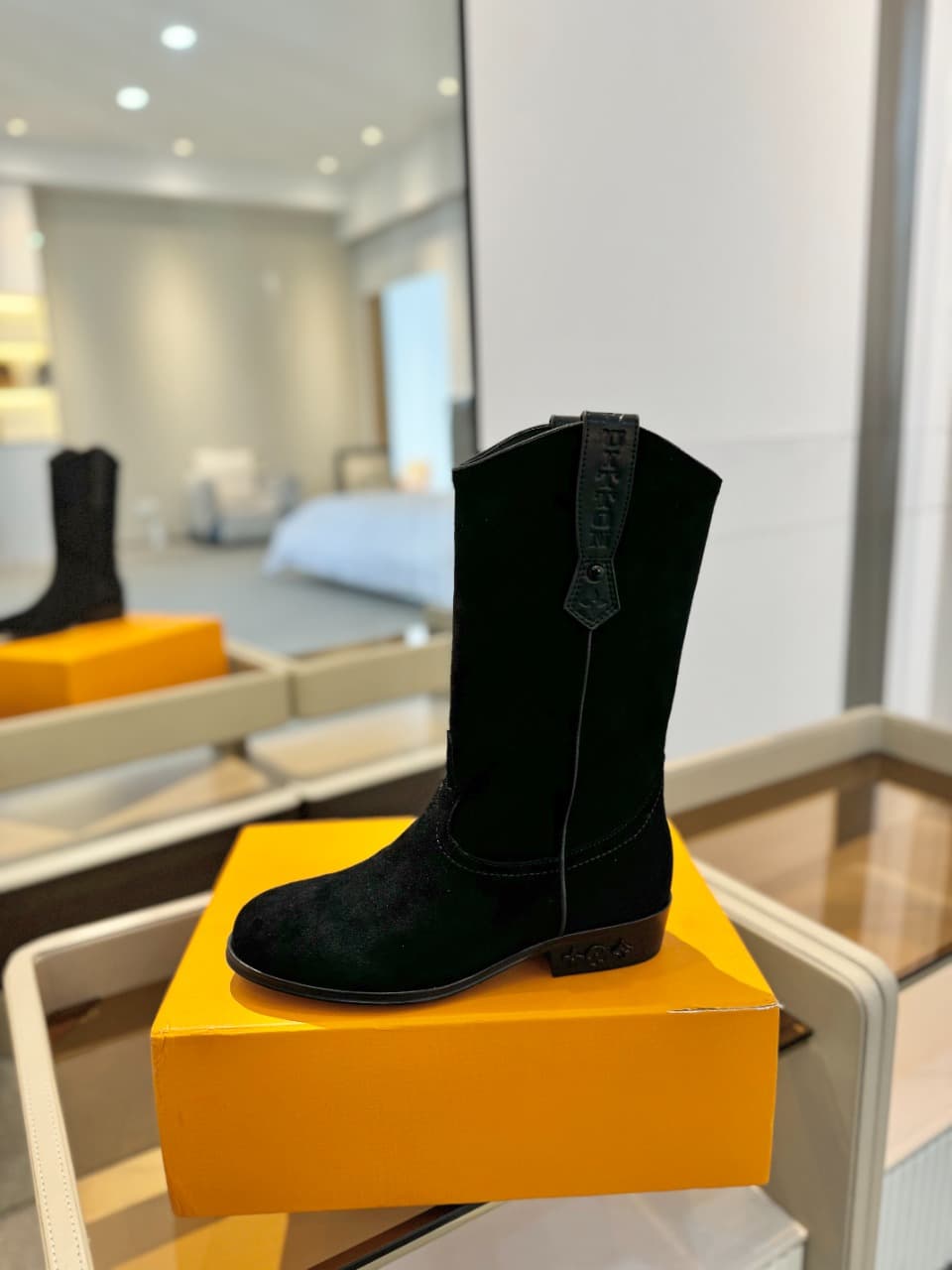 D8991 2026 Latest collection/series. The latest autumn/winter official website collection features runway-style boots. Updates are synchronized, with perfect fit. Features LV-style straps and oiled edges. The craftsmanship is intricate, and the design ex — image 1