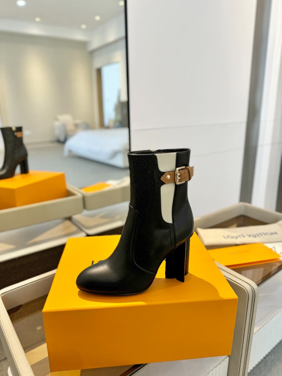 D8989 2026 – Latest collection/series. The latest autumn/winter online store collection features short boots with 6 size. All items are updated in real time; perfect foot shape, LV-style belt buckles with oiled edges, intricate craftsmanship, plum blossom — image 1