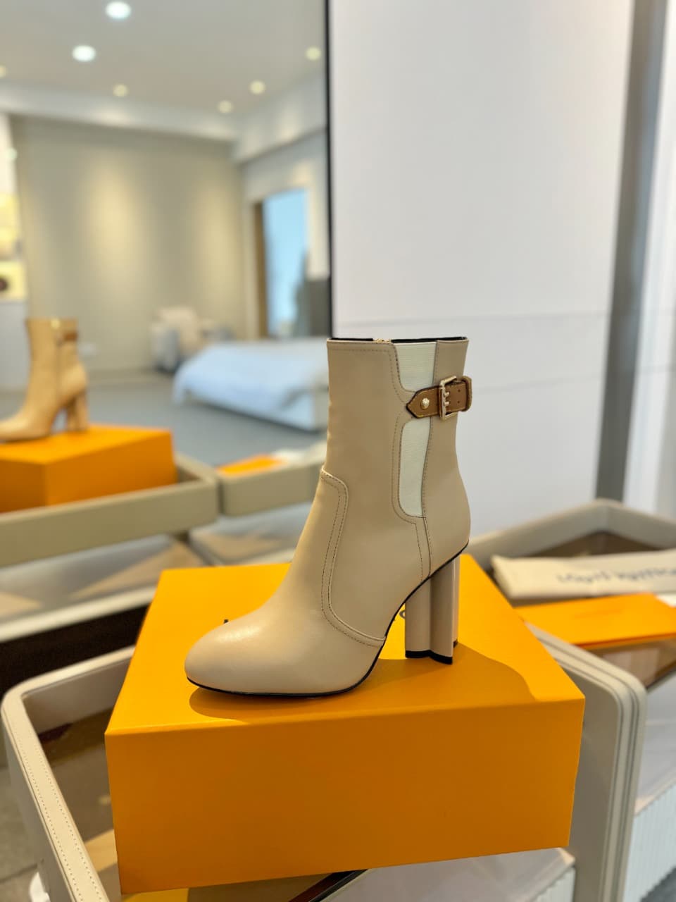 D8987 2026 – Latest collection/series. The latest autumn/winter official website collection features short boots of 6 size. All items are updated in real time, with perfect fit; equipped with LV-style button closures and intricate craftsmanship. The plum — image 1