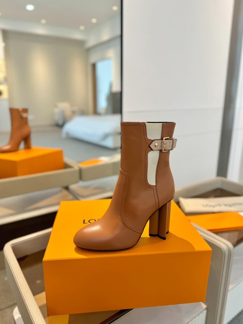 D8986 2026 – Latest collection/series. The latest autumn/winter official website collection features short boots of size 6. These boots are updated in real time, have a perfect fit, feature LV-style buckles with oiled edges, intricate craftsmanship, a plu — image 1