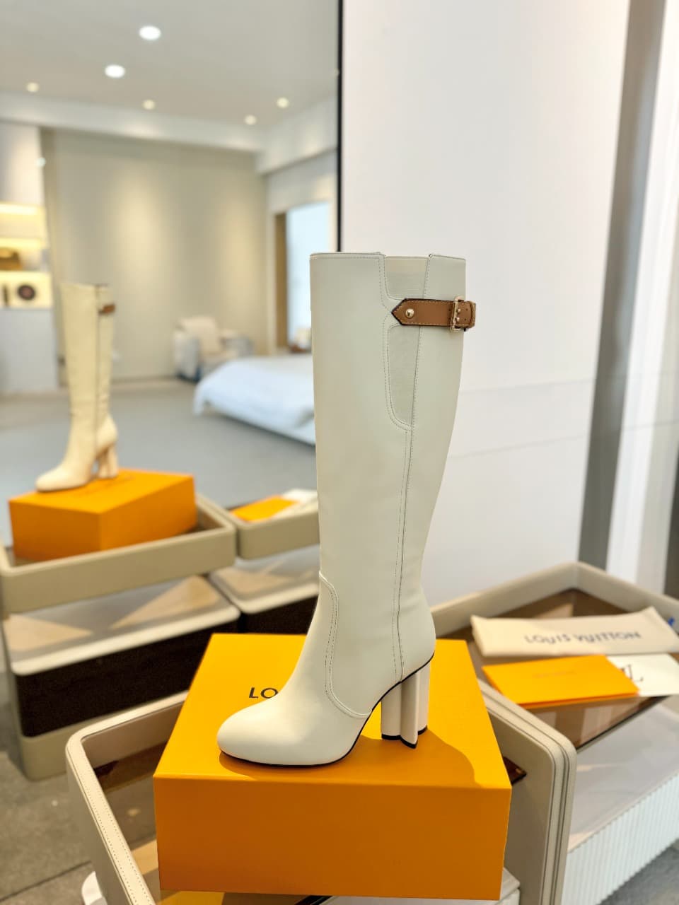 D9058 2026 Latest L✔️ The latest autumn/winter collection features high-end boots for the show. Updates are synchronized, with a perfect fit. Features LV-style buttons and edging, intricate craftsmanship, plum blossom toe design, exuding elegance. Orig — image 1