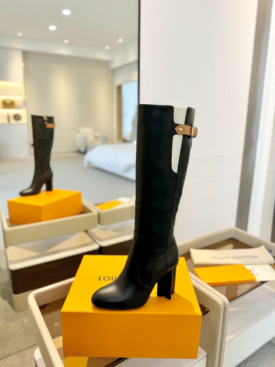 D9059 2026 Latest L✔️ The latest autumn/winter collection from the brand’s official website features runway-style boots. They are updated in real time, have perfect foot shapes, LV-style buckles with edging, intricate craftsmanship, a plum blossom toe — image 1