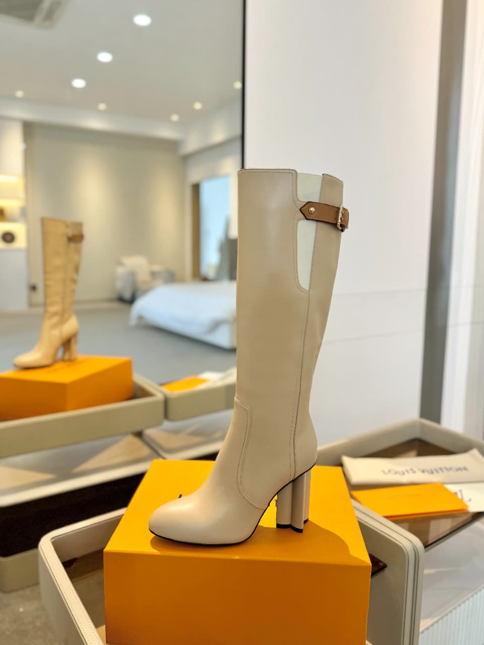 D9056 2026 Latest L✔️ The latest autumn/winter collection features long boots with a runway-style design. Updates are同步 carried out, with perfect fit. Features LV-inspired button closures and intricate craftsmanship. The plum blossom heel design exudes — image 1