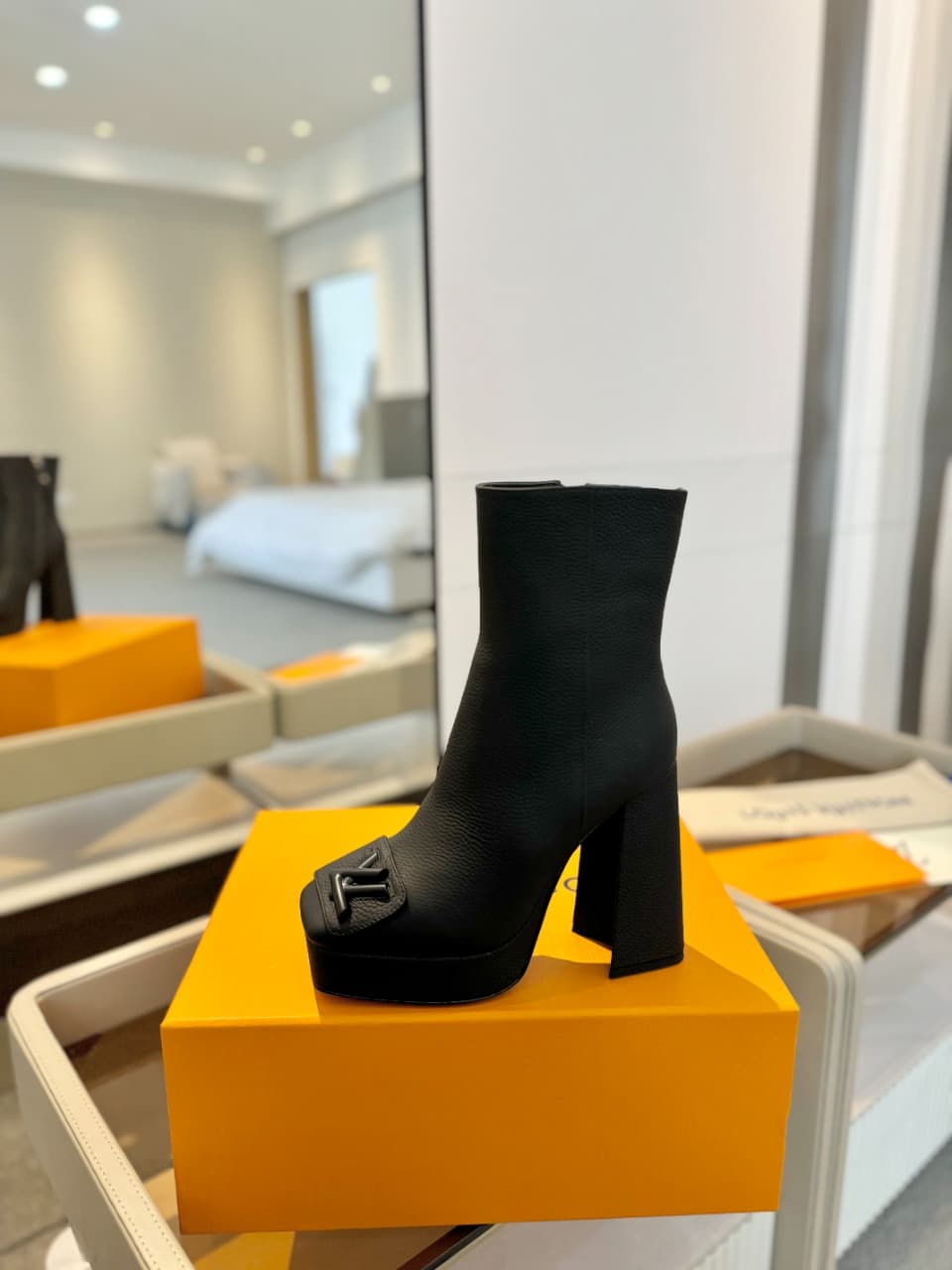 D9019 2026 – Latest Collection/Series. The latest official website collection features short boots with the model 6. These boots are updated in real time, have a perfect foot shape and heel buckle design. They feature LV-style buttons, a noble appearance, — image 1